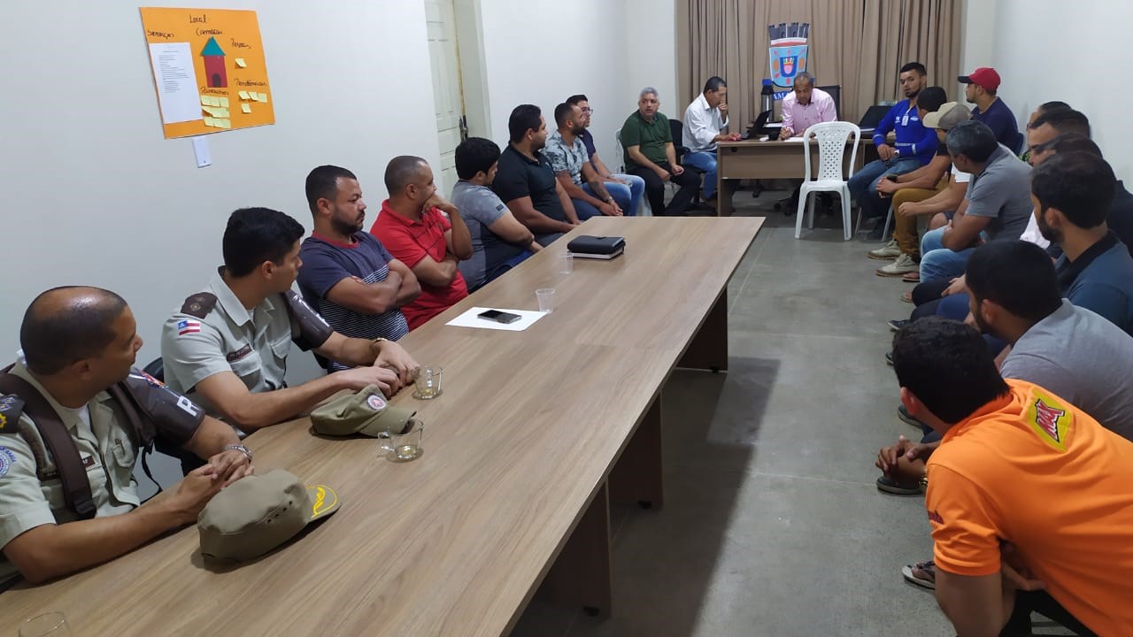 Camacã: Prefeito se reúne com representantes dos blocos e outras autoridades para organização da Festa da Cidade

